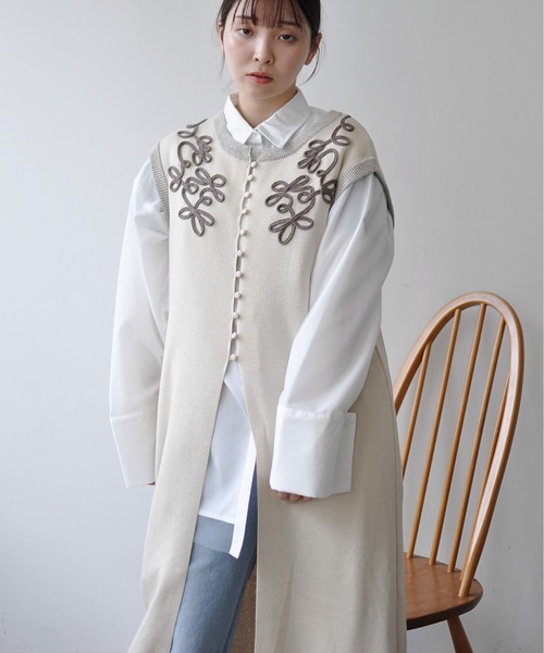 Meli rich(メリーリッチ)の「コード刺繍ジレワンピース(ワンピース・レディース・アイボリー/チャコールグレー・FREE)」の6枚目の写真