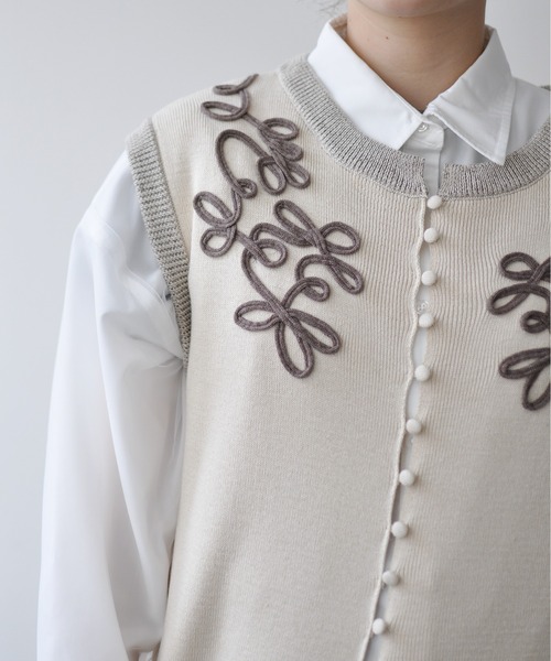 Meli rich(メリーリッチ)の「コード刺繍ジレワンピース(ワンピース・レディース・アイボリー/チャコールグレー・FREE)」の7枚目の写真