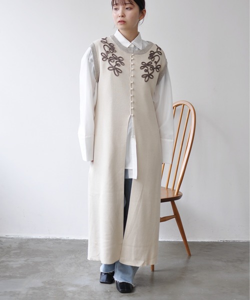 Meli rich(メリーリッチ)の「コード刺繍ジレワンピース(ワンピース・レディース・アイボリー/チャコールグレー・FREE)」の9枚目の写真