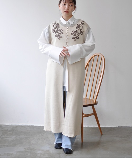 Meli rich(メリーリッチ)の「コード刺繍ジレワンピース(ワンピース・レディース・アイボリー/チャコールグレー・FREE)」の10枚目の写真