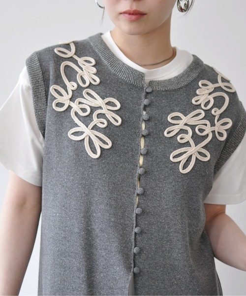 Meli rich(メリーリッチ)の「コード刺繍ジレワンピース(ワンピース・レディース・アイボリー/チャコールグレー・FREE)」の11枚目の写真