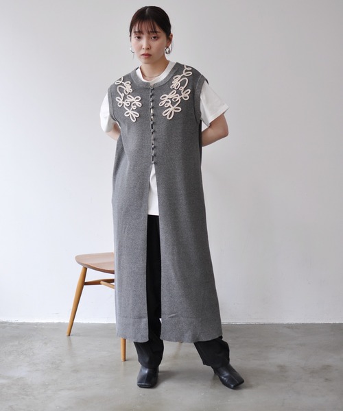 Meli rich(メリーリッチ)の「コード刺繍ジレワンピース(ワンピース・レディース・アイボリー/チャコールグレー・FREE)」の13枚目の写真