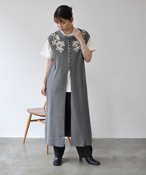 Meli rich(メリーリッチ)の「コード刺繍ジレワンピース(ワンピース・レディース・アイボリー/チャコールグレー・FREE)」の14枚目の写真