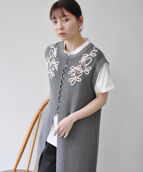 Meli rich(メリーリッチ)の「コード刺繍ジレワンピース(ワンピース・レディース・アイボリー/チャコールグレー・FREE)」の15枚目の写真