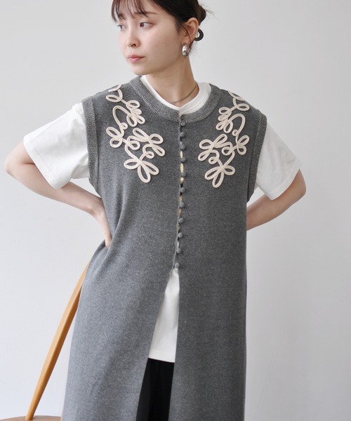 Meli rich(メリーリッチ)の「コード刺繍ジレワンピース(ワンピース・レディース・アイボリー/チャコールグレー・FREE)」の16枚目の写真