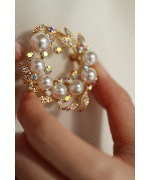 cawaii（カワイイ）の「オーロラビジューとパール艶めくリースブローチ（ブローチ/コサージュ・レディース・ゴールド・FREE）」の15枚目の写真