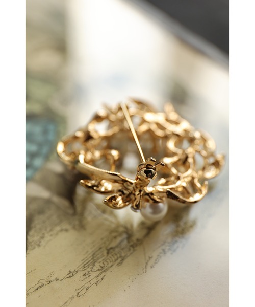 cawaii（カワイイ）の「オーロラビジューとパール艶めくリースブローチ（ブローチ/コサージュ・レディース・ゴールド・FREE）」の4枚目の写真