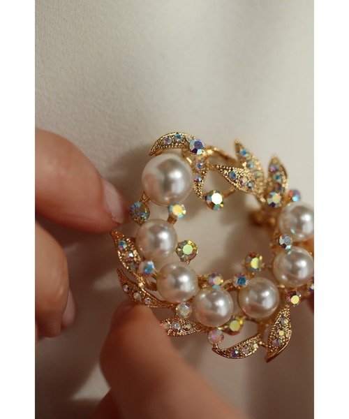 cawaii（カワイイ）の「オーロラビジューとパール艶めくリースブローチ（ブローチ/コサージュ・レディース・ゴールド・FREE）」の7枚目の写真