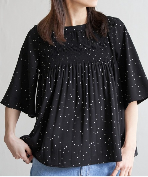 ikka（イッカ）の「マジョリカ3段プリーツブラウス（シャツ/ブラウス・レディース・オフホワイト/ブラック/ライトグレー/オレンジ/ミント/ネイビー・M/L/S）」の2枚目の写真