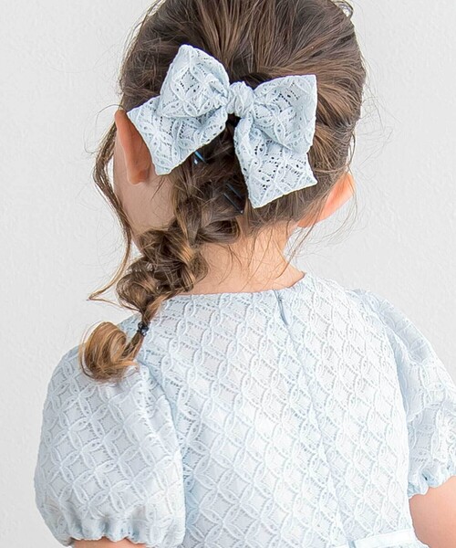 Tartine et Chocolat（タルティーヌエショコラ）の「【日本製】【お揃い】ラッセルレースリボンヘアクリップ（バレッタ/ヘアクリップ・キッズ・ホワイト/ブルー・FREE）」の2枚目の写真