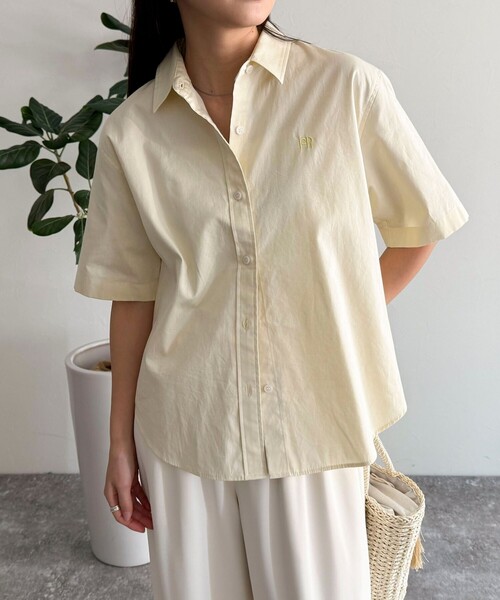 fredy emue(フレディエミュ)の「FR刺繍半袖シャツ(シャツ/ブラウス・レディース・オフホワイト/イエロー/サックスブルー/ブルー/ピンク・38)」の5枚目の写真
