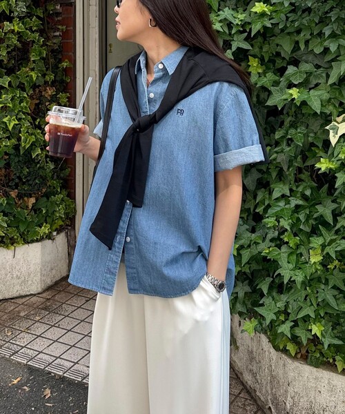 fredy emue(フレディエミュ)の「FR刺繍半袖シャツ(シャツ/ブラウス・レディース・オフホワイト/イエロー/サックスブルー/ブルー/ピンク・38)」の4枚目の写真