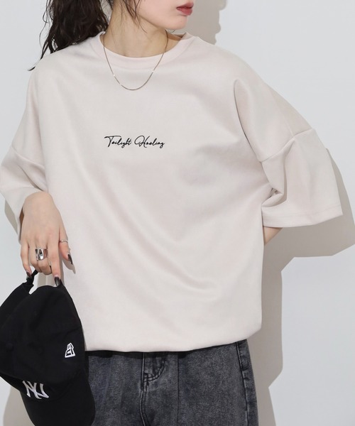 Growth by in the attic(グロウスバイインジアティック)の「Growth by in the attic スエード プリント/刺繍 半袖Tシャツ(Tシャツ/カットソー・メンズ・グレー系3/グレー系1/ホワイト系3/ブラック系1/ブラック系3/ホワイト系2/ホワイト系1/ブラック系2/グレー系2・M/L)」の2枚目の写真