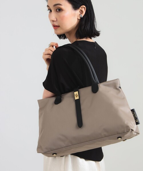 VIOLAd'ORO（ヴィオラドーロ）の「VIOLAd’ORO / ナイロン スクエア トートバッグ（トートバッグ・レディース・ブラウン系その他4/ブラック・ONE SIZE）」の2枚目の写真