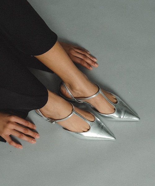 et.UNiVER(エトユニベール)の「Pursed lips pumps(パンプス・レディース・ブラック/シルバー/チャコール・S/M/L/LL)」の1枚目の写真