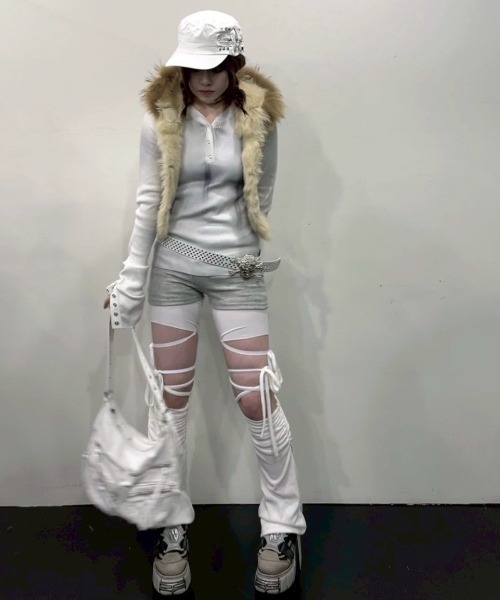 XU（エックスユー）の「【Never mind the XU】studs denim cap / 【ネバーマインド ザ エックスユー】スタッズデニムキャップ（キャップ・レディース・ホワイト/チャコール・ONE SIZE）」の5枚目の写真