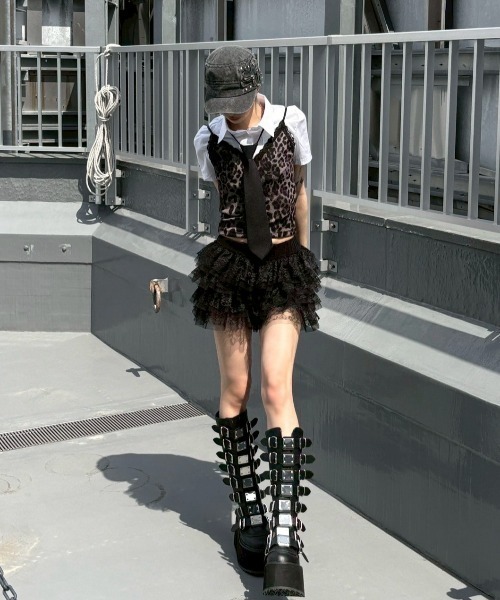 XU（エックスユー）の「【Never mind the XU】studs denim cap / 【ネバーマインド ザ エックスユー】スタッズデニムキャップ（キャップ・レディース・ホワイト/チャコール・ONE SIZE）」の13枚目の写真