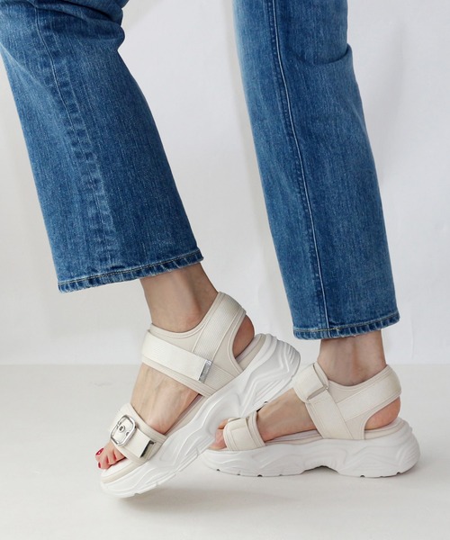 Fin（フィン）の「ベルテッド厚底ベルクロスポーツサンダル【低反発スポンジ入り】（サンダル・レディース・ブラック/グレー/アイボリー・LL/S/M/L）」の10枚目の写真