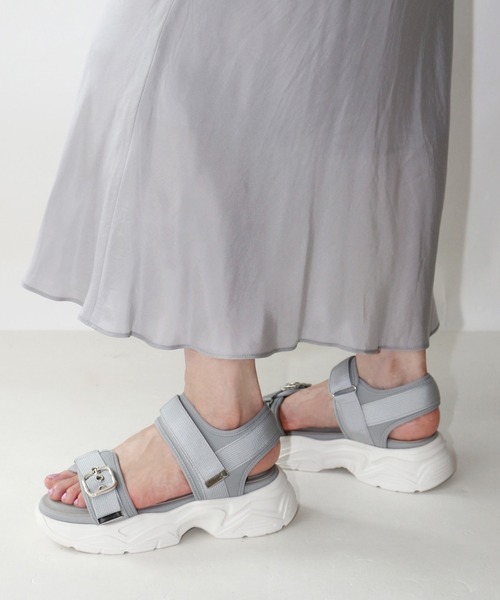 Fin（フィン）の「ベルテッド厚底ベルクロスポーツサンダル【低反発スポンジ入り】（サンダル・レディース・ブラック/グレー/アイボリー・LL/S/M/L）」の12枚目の写真