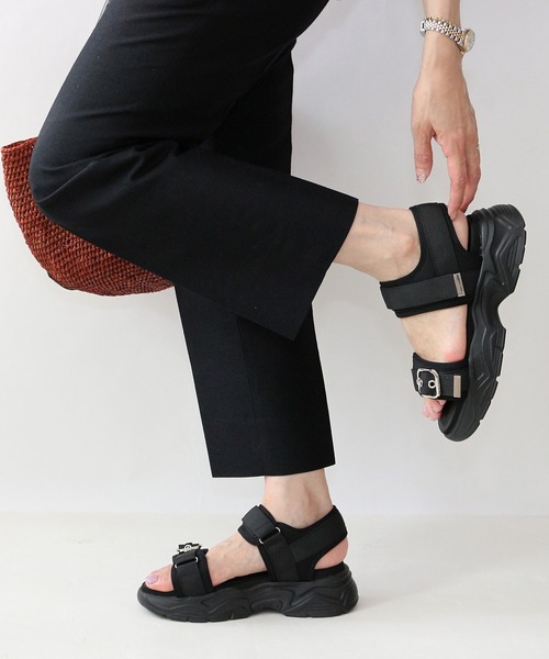 Fin（フィン）の「ベルテッド厚底ベルクロスポーツサンダル【低反発スポンジ入り】（サンダル・レディース・ブラック/グレー/アイボリー・LL/S/M/L）」の18枚目の写真