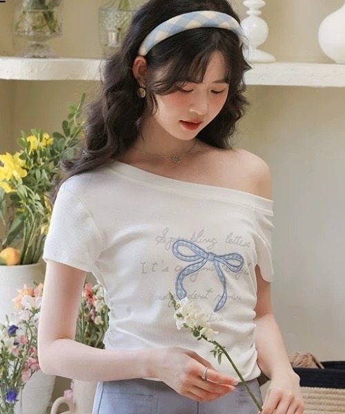 LaVieEstBelle セール】【全3色／韓国バレエコア風】斜めショルダー×リボン刺繍T