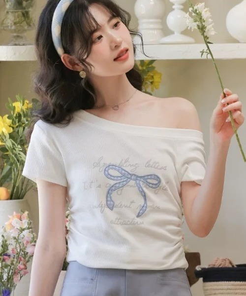 DIAVEL(ディアベル)の「【全3色/韓国バレエコア風】斜めショルダー×リボン刺繍Tシャツ(Tシャツ/カットソー・レディース・ホワイト/グレー/ブルー・M)」の9枚目の写真