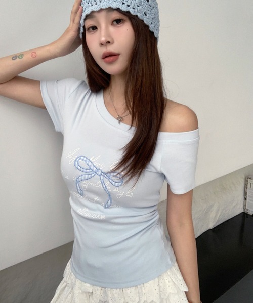 DIAVEL(ディアベル)の「【全3色/韓国バレエコア風】斜めショルダー×リボン刺繍Tシャツ(Tシャツ/カットソー・レディース・ホワイト/グレー/ブルー・M)」の6枚目の写真