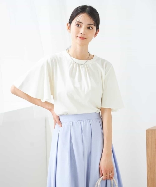 a.v.v（アーヴェヴェ）の「【接触冷感/UVカット】ギャザーネックフレアスリーブトップス（Tシャツ/カットソー・レディース・ブルー/レッド/アイボリー/ブラック・36/38/40/34/42）」の2枚目の写真