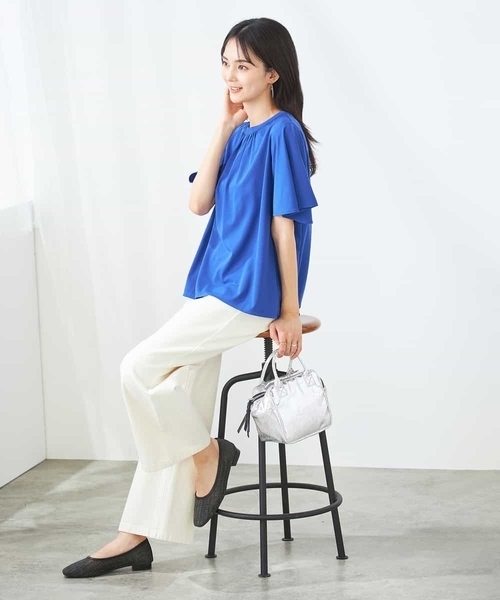 a.v.v（アーヴェヴェ）の「【接触冷感/UVカット】ギャザーネックフレアスリーブトップス（Tシャツ/カットソー・レディース・ブルー/レッド/アイボリー/ブラック・36/38/40/34/42）」の15枚目の写真