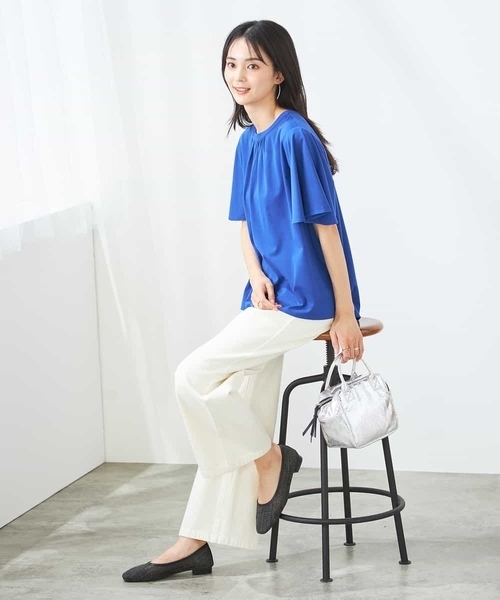 a.v.v（アーヴェヴェ）の「【接触冷感/UVカット】ギャザーネックフレアスリーブトップス（Tシャツ/カットソー・レディース・ブルー/レッド/アイボリー/ブラック・36/38/40/34/42）」の16枚目の写真