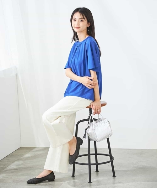 a.v.v（アーヴェヴェ）の「【接触冷感/UVカット】ギャザーネックフレアスリーブトップス（Tシャツ/カットソー・レディース・ブルー/レッド/アイボリー/ブラック・36/38/40/34/42）」の17枚目の写真