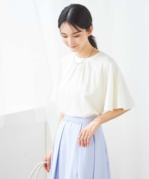 a.v.v（アーヴェヴェ）の「【接触冷感/UVカット】ギャザーネックフレアスリーブトップス（Tシャツ/カットソー・レディース・ブルー/レッド/アイボリー/ブラック・36/38/40/34/42）」の18枚目の写真
