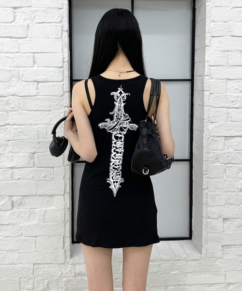 SHEPP(シープ)の「Y2Kバックプリントクロスモチーフロングタンク / キャミワンピ(タンクトップ・レディース・ブラック/ホワイト・M)」の19枚目の写真