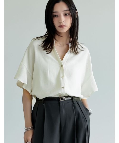 Re:EDIT（リエディ）の「[UVカット][接触冷感][体型カバー]ポーラVネックフレアスリーブ切り替え半袖ブラウス（シャツ/ブラウス・レディース・オフホワイト/ブラック・MEDIUM/LARGE）」の2枚目の写真