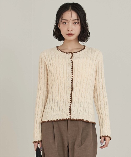 miette(ミエット)の「配色ステッチケーブルニットカーディガン(カーディガン/ボレロ・レディース・アイボリー/ブラック/レッド・FREE)」の4枚目の写真