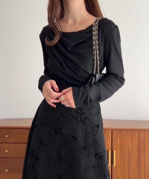 junoah（ジュノア）の「ドレープドッキングウエストリボン花柄スカート（ワンピース・レディース・グレー/ホワイト/ブラック・SMALL/LARGE/MEDIUM）」の8枚目の写真