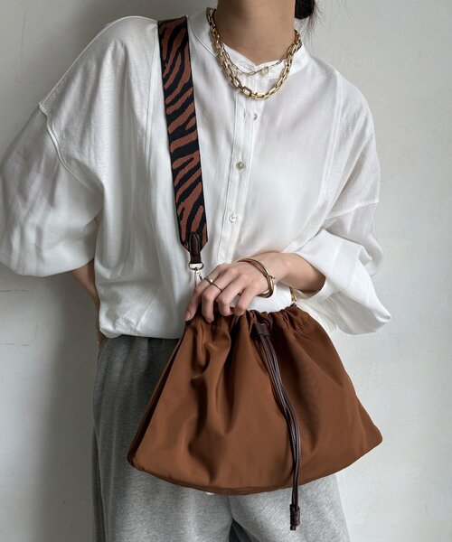 DouDou（ドゥドゥ）の「【WEB限定】ドロストショルダー（ショルダーバッグ・レディース・ブラウン/ブラック・FREE）」の2枚目の写真