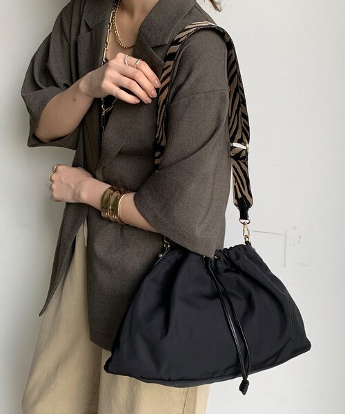 DouDou（ドゥドゥ）の「【WEB限定】ドロストショルダー（ショルダーバッグ・レディース・ブラウン/ブラック・FREE）」の4枚目の写真