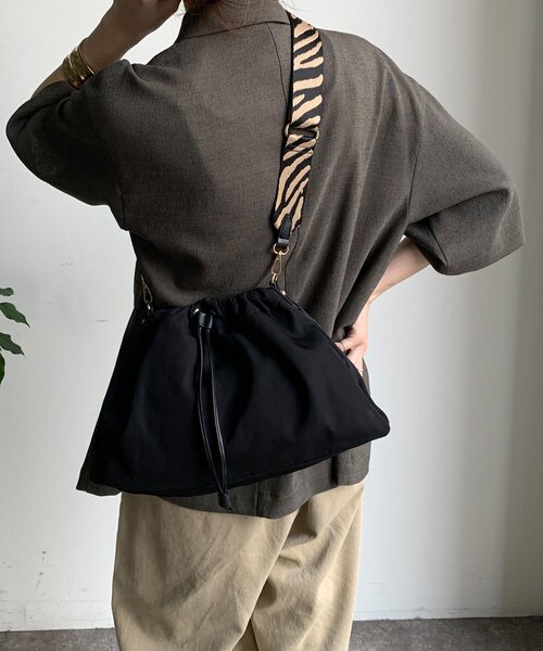 DouDou（ドゥドゥ）の「【WEB限定】ドロストショルダー（ショルダーバッグ・レディース・ブラウン/ブラック・FREE）」の5枚目の写真