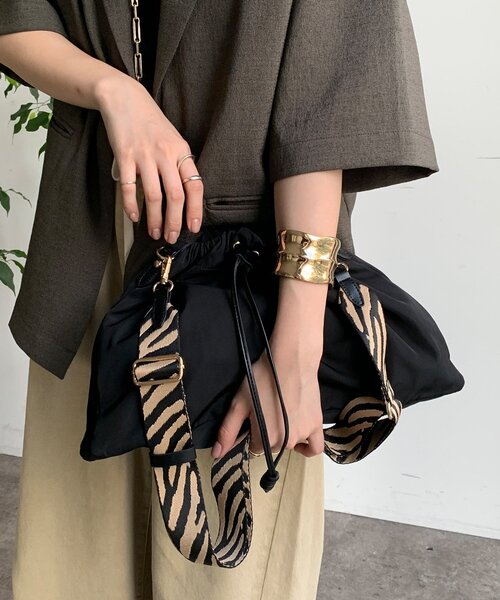 DouDou（ドゥドゥ）の「【WEB限定】ドロストショルダー（ショルダーバッグ・レディース・ブラウン/ブラック・FREE）」の8枚目の写真