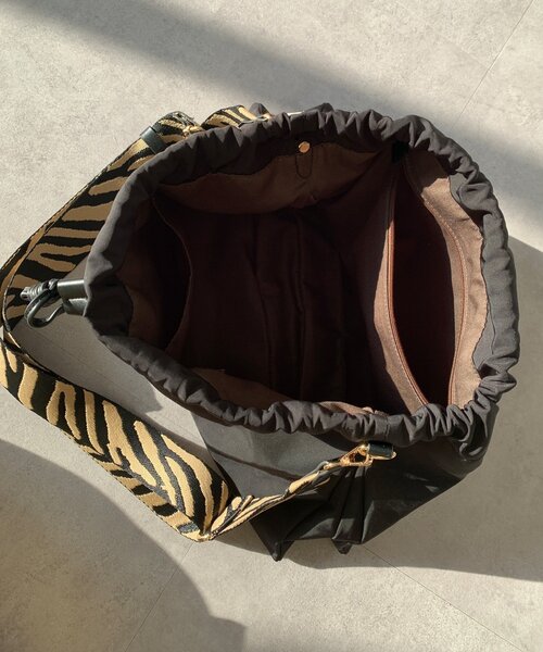 DouDou（ドゥドゥ）の「【WEB限定】ドロストショルダー（ショルダーバッグ・レディース・ブラウン/ブラック・FREE）」の12枚目の写真