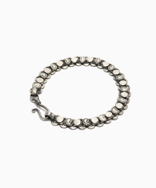 EDIFICE（エディフィス）の「THARU SILVER(タルー シルバー)  Single Braclet PAISLEY（ブレスレット・メンズ・シルバー・MEDIUM/LARGE）」の2枚目の写真