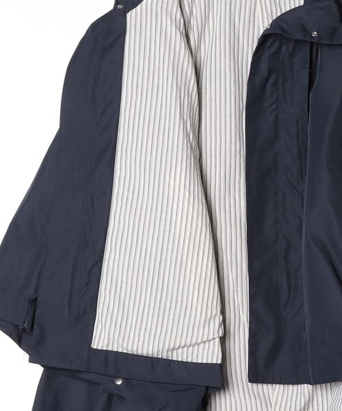 my beautiful landlet(マイビューティフルランドレット)の「【my beautiful landlet】 POLYESTER YARN DYED GABARDINE PONCHO(ポンチョ・メンズ・ネイビー/ブラック/カーキ・0/1)」の11枚目の写真