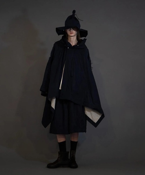my beautiful landlet(マイビューティフルランドレット)の「【my beautiful landlet】 POLYESTER YARN DYED GABARDINE PONCHO(ポンチョ・メンズ・ネイビー/ブラック/カーキ・0/1)」の3枚目の写真