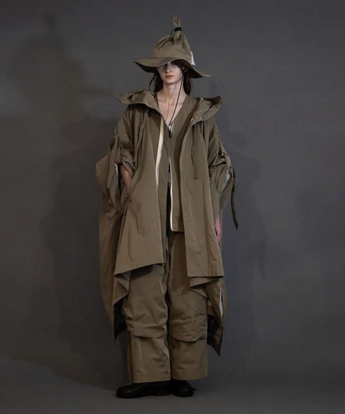 my beautiful landlet(マイビューティフルランドレット)の「【my beautiful landlet】 POLYESTER YARN DYED GABARDINE PONCHO(ポンチョ・メンズ・ネイビー/ブラック/カーキ・0/1)」の4枚目の写真