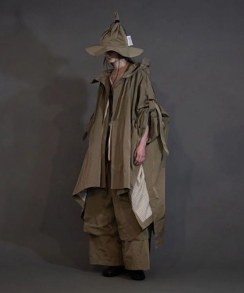 my beautiful landlet(マイビューティフルランドレット)の「【my beautiful landlet】 POLYESTER YARN DYED GABARDINE PONCHO(ポンチョ・メンズ・ネイビー/ブラック/カーキ・0/1)」の5枚目の写真
