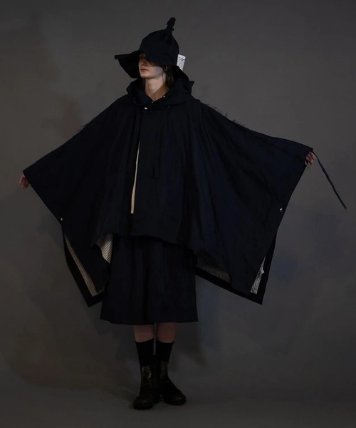 my beautiful landlet(マイビューティフルランドレット)の「【my beautiful landlet】 POLYESTER YARN DYED GABARDINE PONCHO(ポンチョ・メンズ・ネイビー/ブラック/カーキ・0/1)」の6枚目の写真