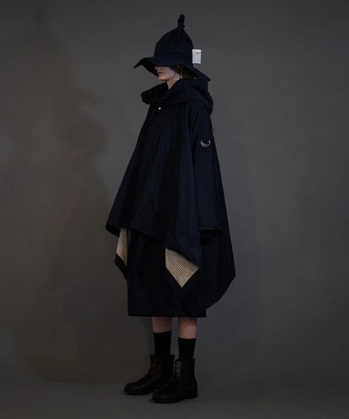 my beautiful landlet(マイビューティフルランドレット)の「【my beautiful landlet】 POLYESTER YARN DYED GABARDINE PONCHO(ポンチョ・メンズ・ネイビー/ブラック/カーキ・0/1)」の8枚目の写真