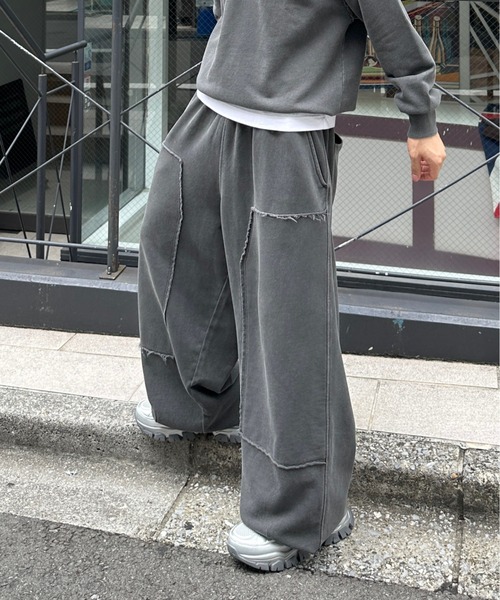 ADAMASTE(アダマスト)の「pigment double knee sweat pants - ピグメントダブルニースウェットパンツ【セットアップ可能】(スウェットパンツ・メンズ・ダークグレー/ライトグレー/レッド・MEDIUM/LARGE)」の4枚目の写真