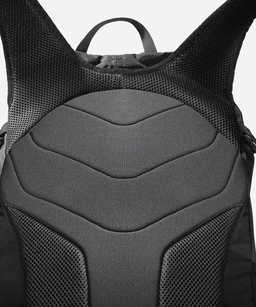 SALOMON（サロモン）の「Salomon TRAILBLAZER 30（バックパック/リュック・メンズ・ブラック・FREE）」の3枚目の写真